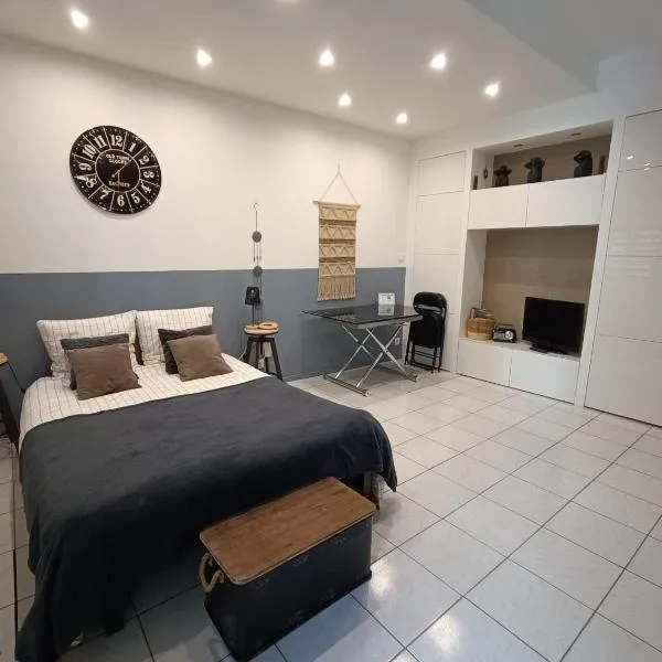 Le Colonel, Studio au Cœur du village en rez-de-chaussée d'une ancienne maison, hotel v destinácii Marseillan