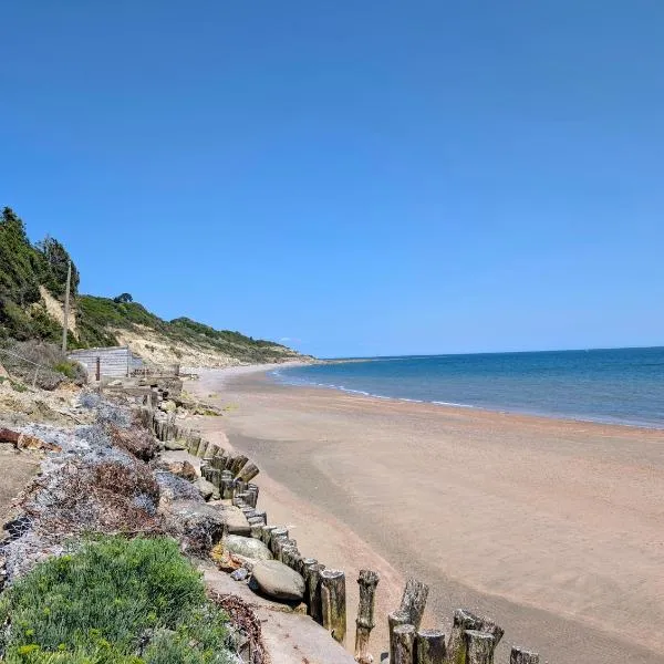 Bembridge Hideaway Static Caravan - Sandhills Holiday Park with Private Beach, hotel v destinaci Isle of Wight