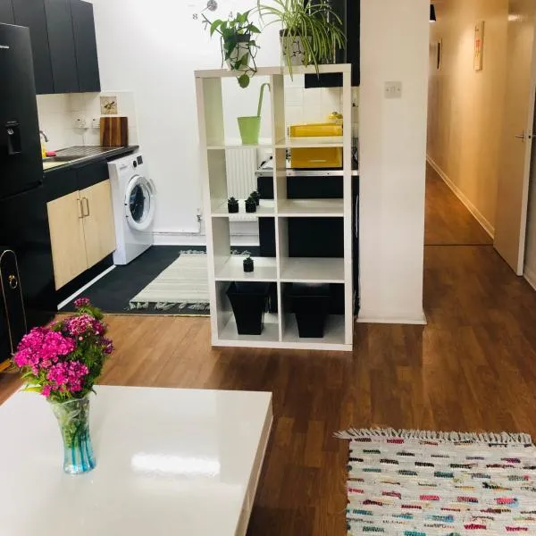 Little apartment 20 min from central London, hotel in London