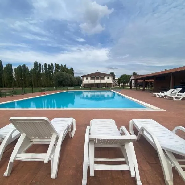 Agriturismo con piscina immerso nella natura La Bisa, hotel a Trecenta