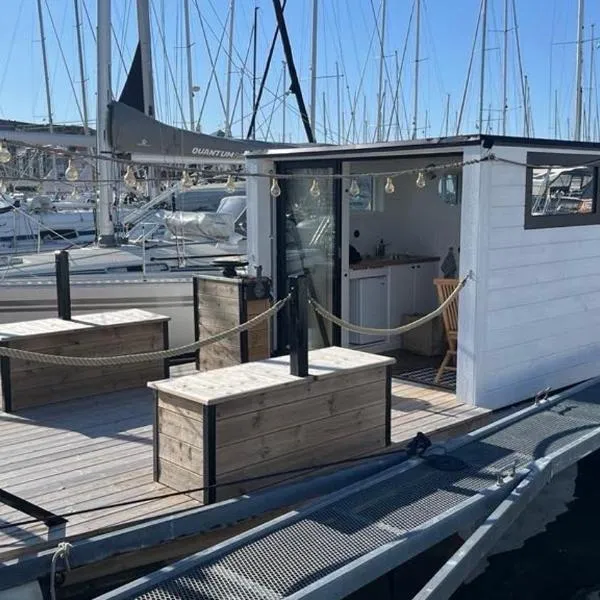 Houseboat in Karlskrona City, hotel en Karlskrona