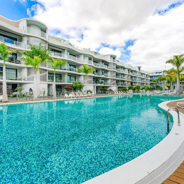 Exclusive Penthouse - 85m pool - private garage - 3 terraces, hotel v destinaci Palm-mar