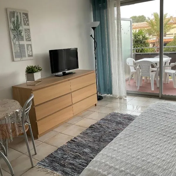 Studio climatisé avec parking privé proche Port le Brusc et Plages, hôtel à Six-Fours-les-Plages