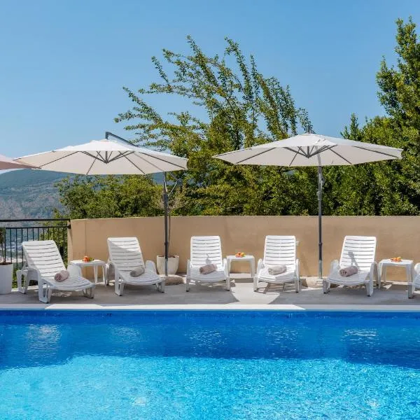 House with Pool - Ratisevina, hotel sa Herceg-Novi