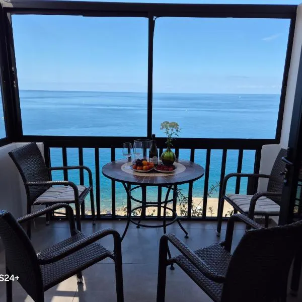 Very Romantic Seaview Apartment Patalavaca Mogán with Warm Pool, hotel in Patalavaca