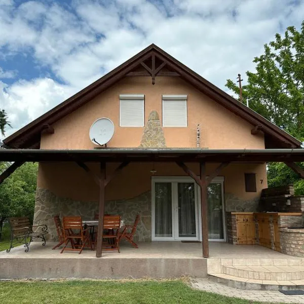 Bozsó Villa、バラトナサードのホテル