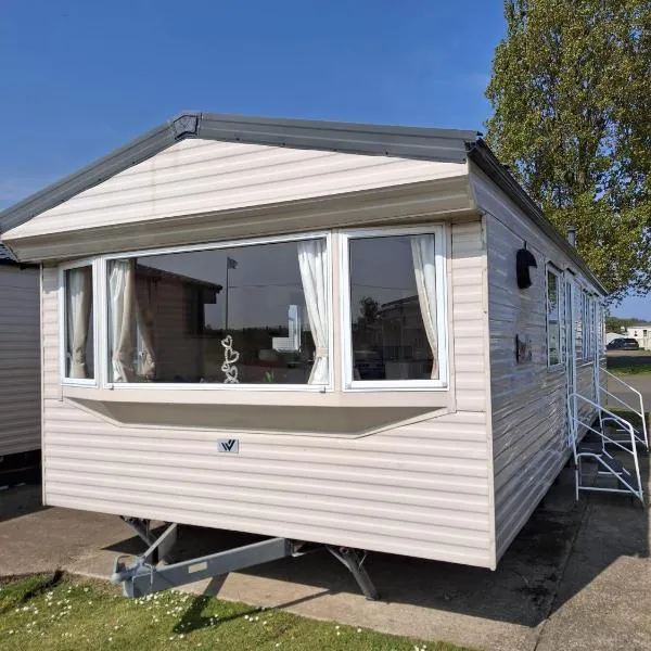 Wonderful 6 Berth Caravan In Norfolk At Heacham Beach, Ref 21012E, hotel di Heacham