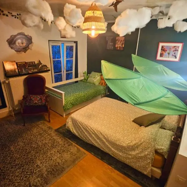 Jurassic Lodge, le repaire des dinosaures, hotel in Rosnay