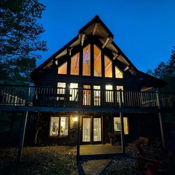 Log Cabin Hot tub near Tremblant, hotel v destinaci Labelle