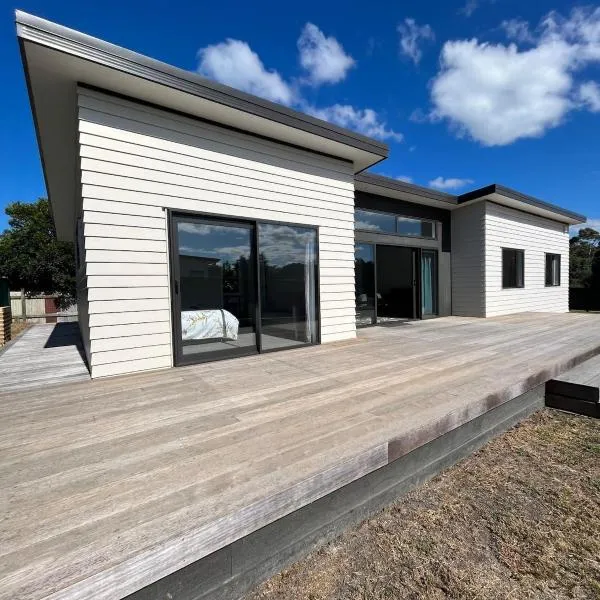 Exclusive Holiday Home Sunny Beach House Four Queen Beds, hotel i Napier