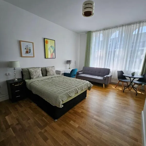 Central Chambers Suites - Suite 1, hotel v destinaci Leek