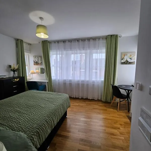 Central Chambers Suites Suite 3, hotel v destinaci Leek