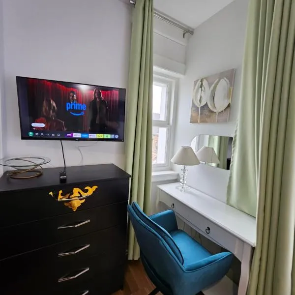 Central Chambers Suites Suite 3, hotel in Leek