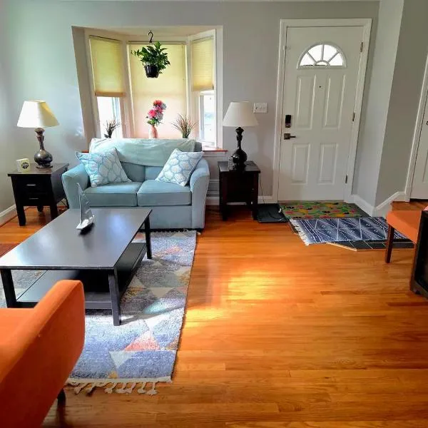 Chic Towson Townhome Near Baltimore, hotel in Towson