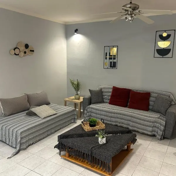 Mano's house 15 minutes from the airport, hotel in Artemida