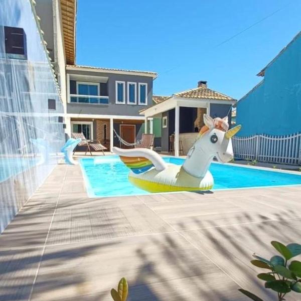 Casa com 3 suítes em Cabo Frio com piscina há poucos passos do Mar!