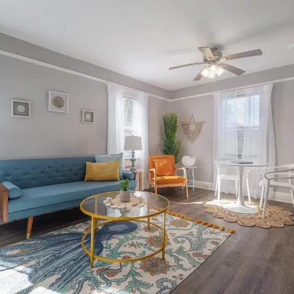 Serene Beachy Bungalow with Large Screened Porch!，位于坦帕的酒店