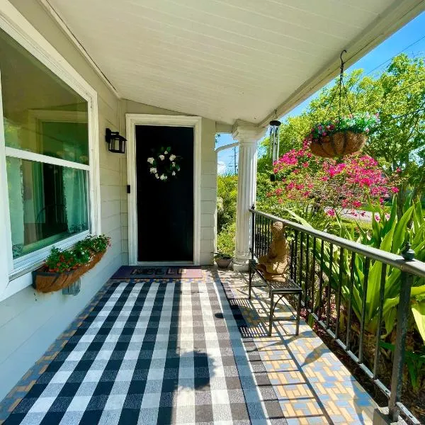 Cozy sanctuary minutes from the bay and beaches, hotel v destinaci Tampa