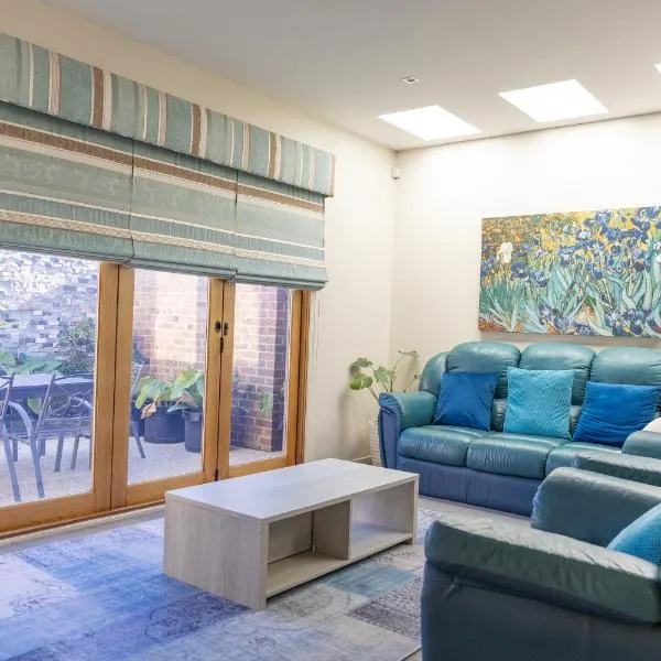 Stylish Retreat Steps from Geelong Waterfront, with Parking, Wi-Fi, AC, hotel a Geelong