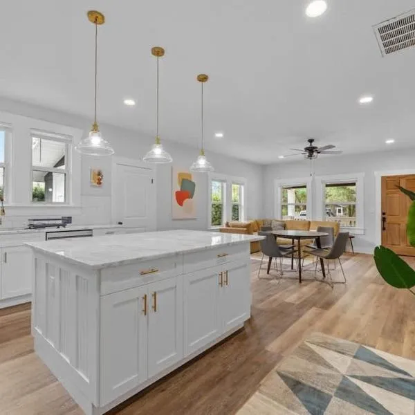 Mid-Century Modern Retreat by Coffee, Food + Shops, hotel in Tampa