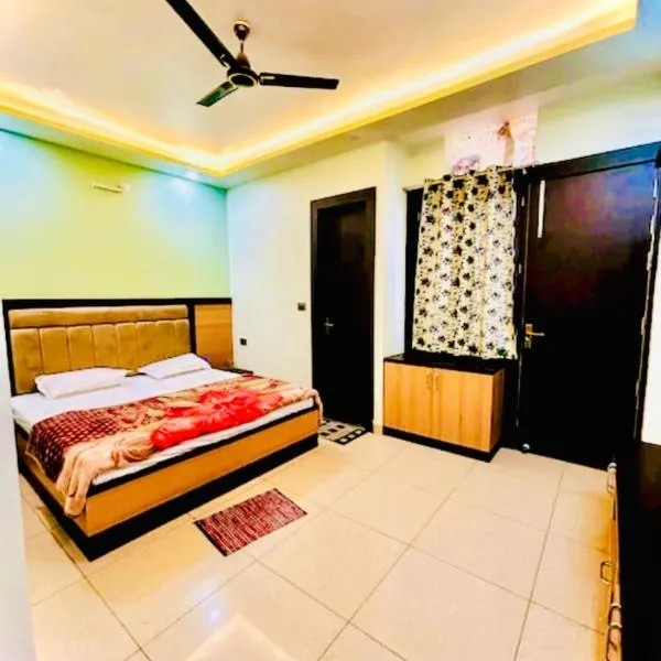 "VRINDAVAN HOTEL SARASWATI DHAM Near Temple - Fully Air Conditioned Rooms #Wi-Fi #Parking #Room Service - Prime Location - Best Seller In VRINDAVAN", hotel en Vrindāvan