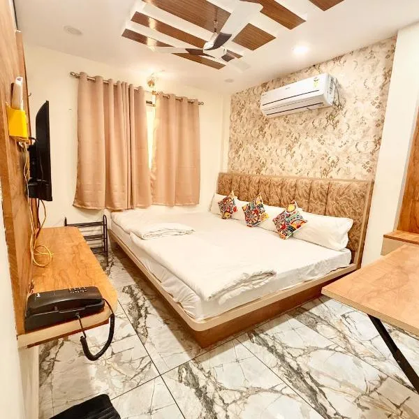 Near Mahakaleshwar jyotilinga Temple Hotel M-I !Ujjain,Near Railway station -Fully Air conditioned Rooms And Spacious, with Wifi And Parking- Air Conditioned hotel - A Top Rated Hotel, hotel v destinaci Udždžain
