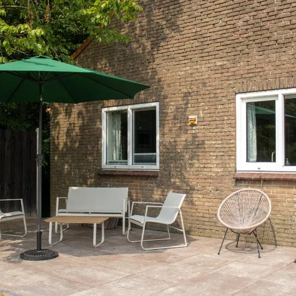 Koetshuis, hotel in Nes