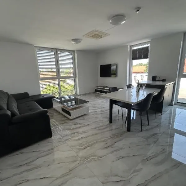 Apartments Lux, hotel in Spodnja Hajdina