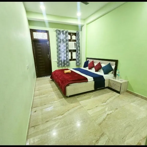 Hotel Devans Palace Stay Near Kashi Vishwanath Temple - Fully Air Conditioned rooms - Free wi-fi- & Parking - Best - Hotel, hotel v destinaci Váránasí