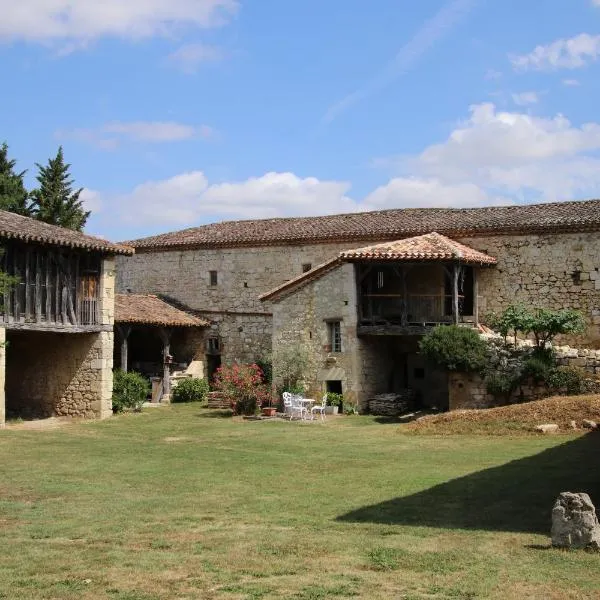 Gite du Chateau Des Fours, hotel in Cumont