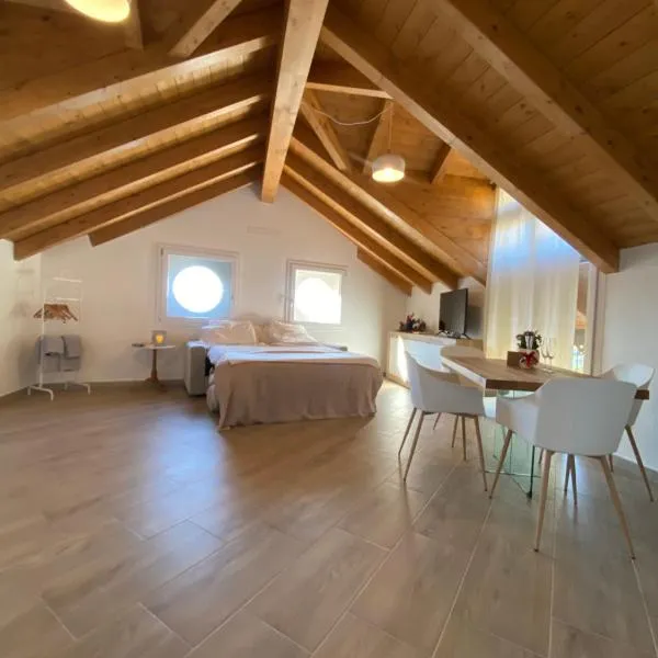 Romantic Room AL RIFUGIO DEI SOGNI terrazza con vista lago mozzafiato, hotel v mestu Blevio