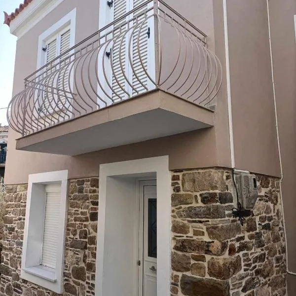 Casa Giulia Lekka 3-BR - 2-sofabed Village Home, hotelli kohteessa Samos