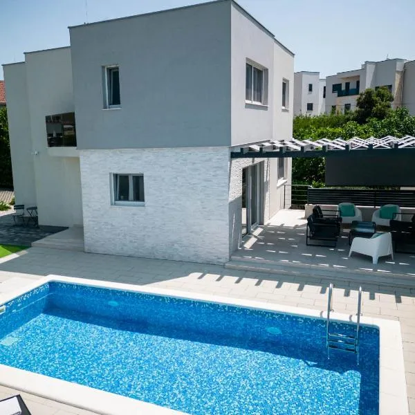 Villa Lumaka Sun - Amazing Home In Brodarica with 4 Bedrooms, Wifi, Outdoor Swimming Pool and Heated Swimming Pool, hotel v destinaci Brodarica