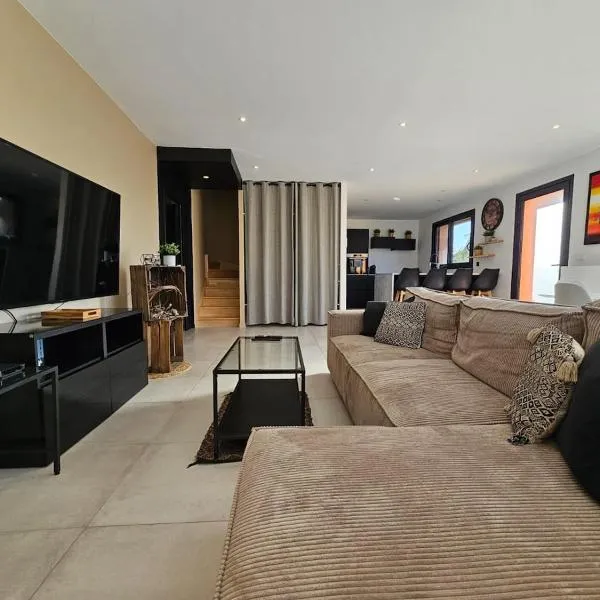 4 chambres - 200m2 - Parking - Jardin, hotel v destinácii Irigny