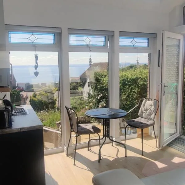 KINGHORN - Private Room, own entrance, ensuite, sunroom & Views, hotel en Kinghorn