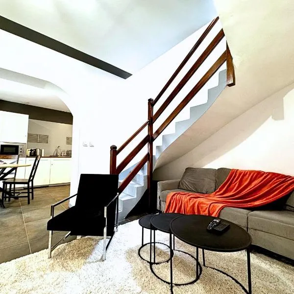 Le Grey - By BEST KEYS - Maison Duplex Moderne - Entièrement Climatisé - Centre Ville - Smart TV - Machine à Café Nespresso - WiFi Fibre - Check-in Autonome - Parking Gratuit à Proximité – hotel w mieście Sens