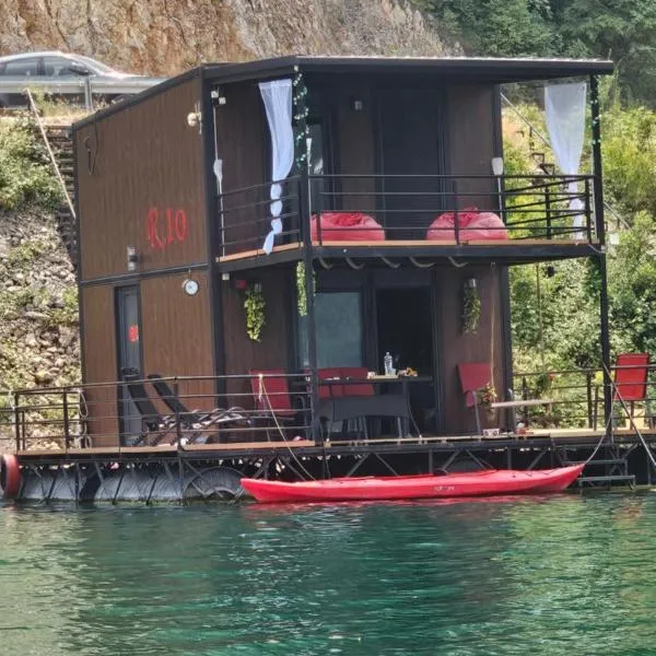 Splav Rio, hotel sa Aluga