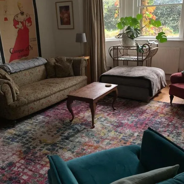 Large flat with garden view near Bath centre、バースのホテル