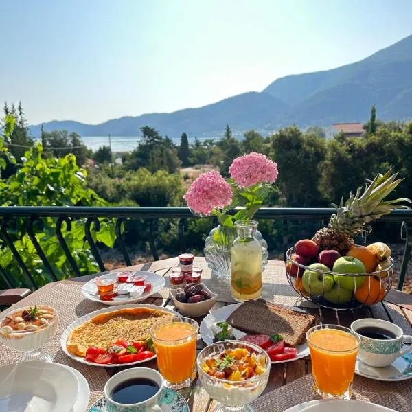 Kate's Place Apartment, 5' walk from the beach, hotel em Karavomylos