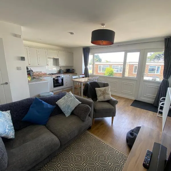 Beau - Brambles Chine, Colwell Bay - 5 star WiFi - Short walk to The Hut and beach - 1 night stays available - Ferry offers, hotel v destinaci Freshwater