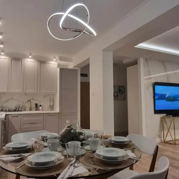 Apartament Zamkowa Park z widokiem na Zamek krzyzacki z XIV wieku , ogród, rzekę i kanał węgorzewski, hotel in Węgorzewo