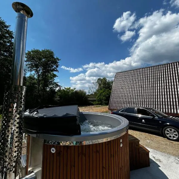 Casuțele de la răscruce, hotel di Uric