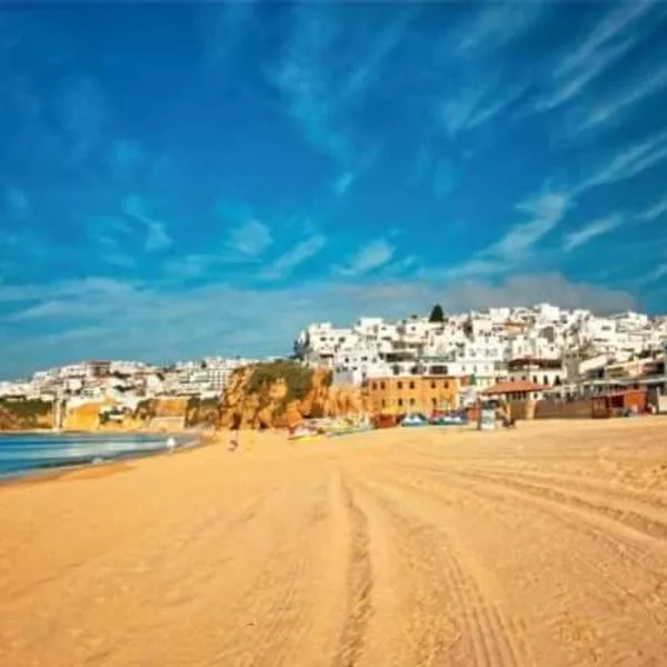 Casa dos Sinos Beach Apartment 1 with Roof Terrace, hotel en Albufeira