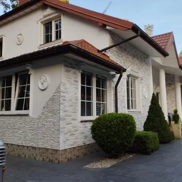 Villa Varzob ll, hotel ve Varšavě