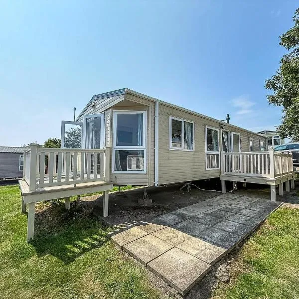 Stunning 8 Berth Caravan With Decking And Unlimited Wi-Fi, Ref 71012P, hotel v destinaci Tunstall