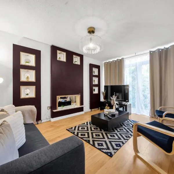 Beautiful 2 bedroom, two-storey house with garden, close to city centre, hotel v Birminghamu