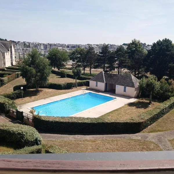 Sea Bird parking draps fournis piscine partagée, hotel in Arzon
