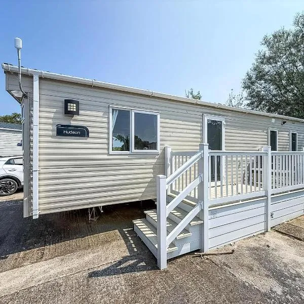 Lovely 8 Berth Caravan With Decking And Wifi In Yorkshire, Ref 71011Ic, hotel en Tunstall