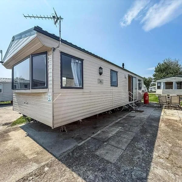 Homely Caravan At Sand Le Mere Holiday Park In Yorkshire Ref 71012M, hotel v destinaci Tunstall