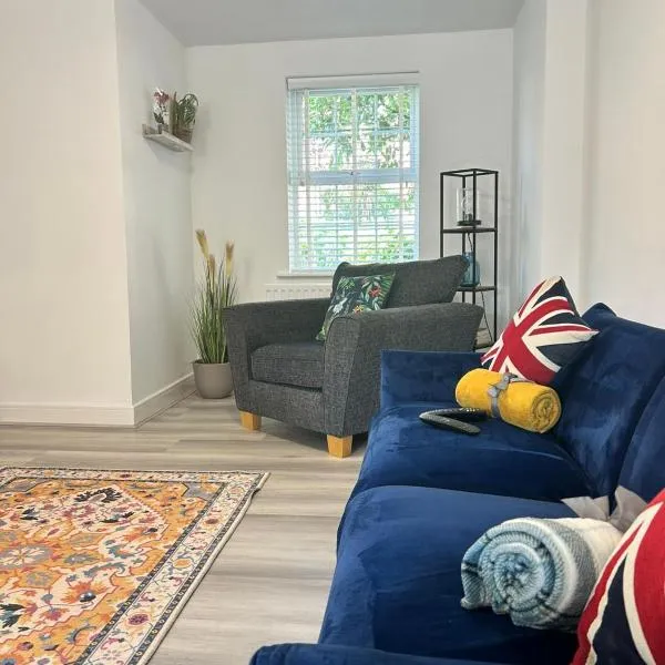 Littleton Manor Apartment near Southport with free parking and Netflix, hotel in Southport